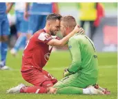  ?? FOTO: DPA ?? Freude pur: Düsseldorf­s Niko Gießelmann (li.) und Torwart Michael Rensing jubeln nach derPartie.