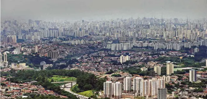  ?? Eduardo Knapp/Folhapress ?? A cidade de São Paulo vista do pico do Jaraguá; após queda em março, nível de monóxido de carbono voltou a subir com retomada das atividades econômicas