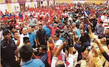  ?? BERNAMA PIC ?? Umno president and Prime Minister Datuk Seri Najib Razak waving to delegates upon arrival at the Parit Umno division delegates’ meeting yesterday.