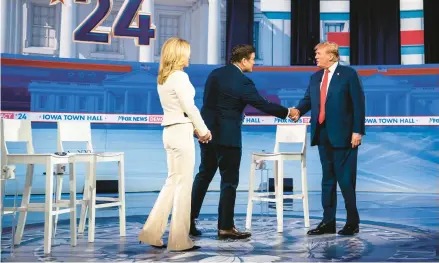  ?? HAIYUN JIANG/THE NEW YORK TIMES ?? Donald Trump greets Bret Baier and Martha MacCallum at the Fox News Town Hall on Jan. 10 in Des Moines, Iowa.