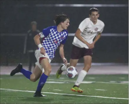  ?? BY JEN FORBUS — THE MORNING JOURNAL ?? Bay’s Cade Gergye takes the ball down the pitch.