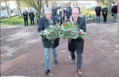  ??  ?? dépôt de gerbe de Mr J. P. Besiers Maire de Castelsarr­asin et MRS. Lannes Conseiller municipal