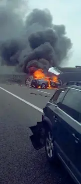  ??  ?? Il video Le auto in fiamme poco dopo l’urto