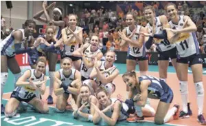  ??  ?? Las muchachas de Italia celebran el triunfo logrado ante la República Dominicana, este jueves en la Liga de Naciones.