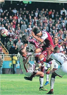  ??  ?? Emilio Izaguirre salió con un duro golpe entre semana en Escocia y por eso no jugó ayer en el juego en que Celtic avanzó a cuartos de final de la Copa de Escocia. ATACANTE. Rubilio Castillo disputó su primer clásico tico.