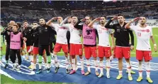  ?? LAPRESSE ?? I giocatori della Turchia fanno il saluto militare alla fine della partita contro la Francia valevole per le qualificaz­ioni a Euro 2020