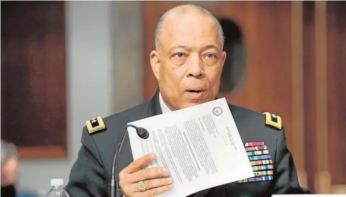  ??  ?? El general William Walker, de la Guardia Nacional, muestra documentos durante la audiencia en el Senado sobre el asalto al Capitolio