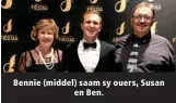  ??  ?? Bennie (middel) saam sy ouers, Susan en Ben.