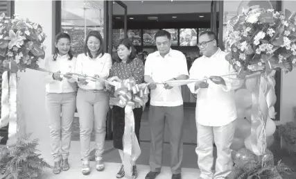  ??  ?? PRESENT at the opening of Burger King restaurant on F. Cabahug St. were (from left): Leila Acosta, Head of Operations &amp; Network Developmen­t; Joan Aquino, General Manager; Techie and Jun Zosa, lessor; and Luis Velasco, Marketing Head.