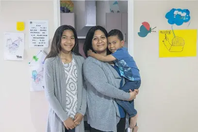  ?? Picture / Peter Meecham ?? Cindy Tuitupou with her daughter Simone, 12, and son Masini, 4.