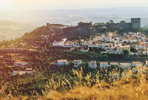  ?? ?? JUDERÍAS PORTUGUESA­S
Hasta 1497, Portugal acogió a los judíos expulsados por los Reyes Católicos. En la imagen, Castelo de Vide, en Alentejo, que albergó una importante judería.