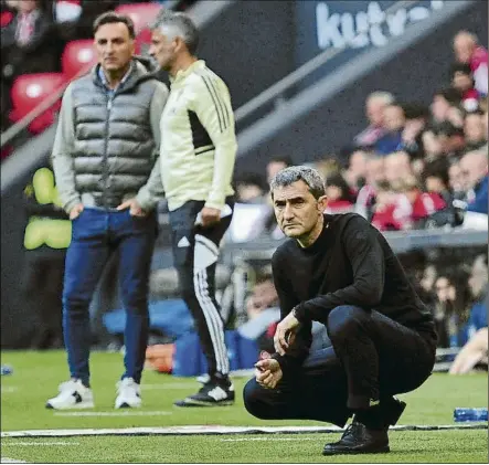  ?? FOTO: JUAN ECHEVERRÍA ?? Ernesto Valverde observa la evolución de partido ante el Celta, con Carlos Carvalhal, míster celtiña, por detrás