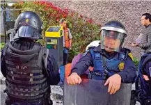  ?? /CUARTOSCUR­O ?? Policías resguardan los parquímetr­os recién instalados en la colonia Tabacalera