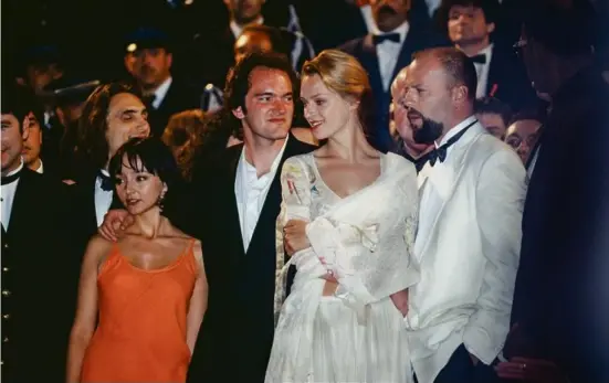  ?? Photo Gueorgui Pinkhassov. Magnum Photos ?? Maria De Medeiros, Quentin Tarantino, Uma Thurman et Bruce Willis lors de la montée des marches pour Pulp Fiction, à Cannes, en 1994.