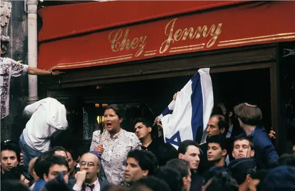  ??  ?? Vigilance. Le 14 mai 1990, à Paris, lors de la manifestat­ion organisée après la profanatio­n du cimetière juif de Carpentras. Alors qu’un groupe d’extrême droite sioniste veut saccager la brasserie Chez Jenny, Simone Veil sort des rangs pour s’interposer.