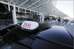  ?? (Photo archives Monaco-Matin) ?? Les profession­nels du transport de personnes dans les Alpes-Maritimes déplorent de devoir s’acquitter d’une vignette pour travailler en Principaut­é.