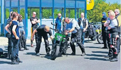  ?? FOTOS (3): CHRISTOPH GÖTTERT ?? Im ADAC-Fahrsicher­heitszentr­um Grevenbroi­ch lernen die Fahrer ihre Maschine besser kennen.