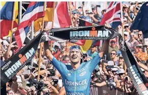  ?? FOTO: RONIT FAHL/DPA ?? 13. Oktober: 2018, Kailua Kona, Hawaii: Patrick Lange kommt als Sieger des Ironmans ins Ziel.