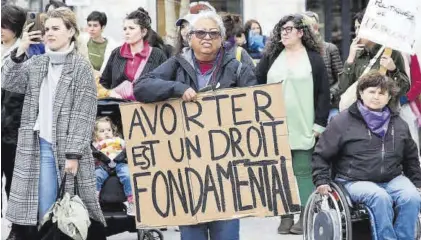  ?? BOB EDME / AP ?? Derecho
Una mujer defiende el derecho al aborto en una manifestac­ión en el sur de Francia, en 2023.
