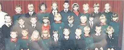 ??  ?? The official Class 6S photo from 1997 - after 20 years, the former pupils have met up again