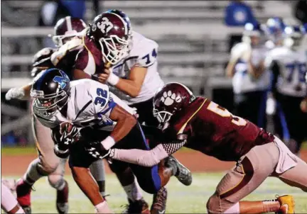  ?? TANIA BARRICKLO — DAILY FREEMAN ?? Middletown’s Reggie Steed breaks a tackle attempt by Kingston’s Peter Collins during Middie Bears’ 31-7 victory over Tigers.