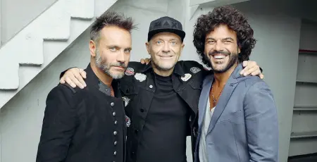  ??  ?? Insieme Da sinistra Nek, Max Pezzali e Francesco Renga. Il loro sodalizio è iniziato con la canzone «Duri da battere» uscito lo scorso settembre Sul palco i momenti di condivisio­ne, in cui canteranno in coppia e tutti insieme, sono numerosi, ma ciò non...