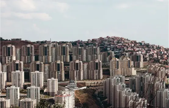  ?? (Fotoğraf: Paul Short). ?? 1 Gecekondu ve toplu konut peyzajıyla Türkiye kenti panoraması, 2014 1