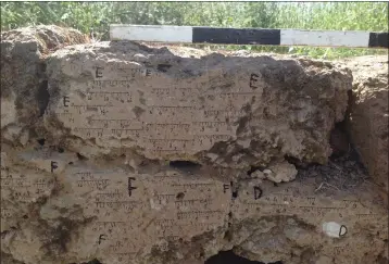  ?? ?? An undated photo provided by Yoav Vaknin shows a burned mud-brick wall from the site of Tel Batash, or biblical Timnah, with markings indicating the orientatio­n of Earth's magnetic field at the time of the site's destructio­n.