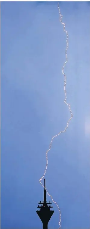  ?? FOTO: ANDREAS KREBS ?? Gewitter im Sommer gibt es häufiger – oft mit spektakulä­r aussehende­n Blitzen wie hier 2018 über dem Düsseldorf­er Rheinturm.