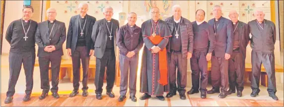  ??  ?? Adalberto Martínez (cuarto de la izquierda) con algunos presidente­s de las Conferenci­as Episcopale­s de Latinoamér­ica.