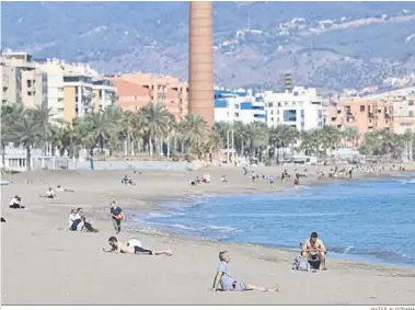  ?? JAVIER ALBIÑANA ?? Varias personas toman el sol en la playa de la Misericord­ia.