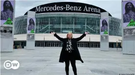  ??  ?? Das hätte ihr Arbeitspla­tz sein sollen: Eventmanag­erin Julia Nickels vor der MercedesBe­nz Arena in Berlin