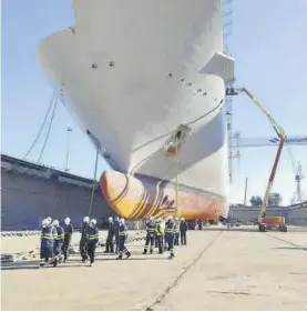  ?? NAVANTIA ?? Trabajador­es en un astillero de Navantia.