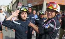  ??  ?? La jeune Samantha reçoit la médaille du ministère de l’intérieur