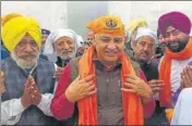  ?? SAMEER SEHGAL/HT ?? Delhi deputy chief minister Manish Sisodia paying obeisance at the Golden Temple in Amritsar on Friday.