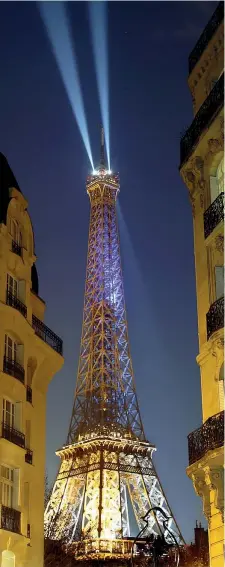  ?? (Reuters) ?? Di notte La Tour Eiffel ieri. Da lunedì Parigi ospiterà la Conferenza sul clima