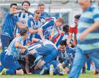  ?? FOTO: VOLKER STROHMAIER ?? Zurück in der Verbandsli­ga: Nach dem 2:0 gegen Mietingen und dem vorzeitige­n Gewinn der Meistersch­aft waren die Spieler von Olympia Laupheim nicht mehr zu halten.