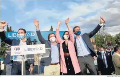  ?? JESÚS HELLÍN / EP ?? Teodoro García Egea, José Luis Martínez-Almeida, Isabel Díaz Ayuso y Pablo Casado, anoche, en el cierre de campaña.