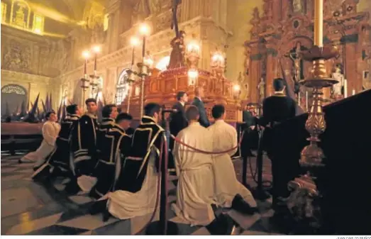  ?? JUAN CARLOS MUÑOZ ?? El paso del Cristo de la Corona en la iglesia del Sagrario durante el rezo del vía crucis.