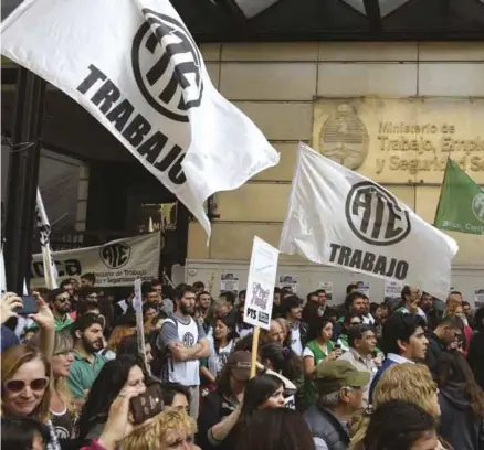  ?? (AFP) ?? RECLAMOS. Según analistas, las condicione­s están dadas para un estallido social. El Gobierno responsabi­liza a grupos kirchneris­tas por las diversas protestas callejeras.