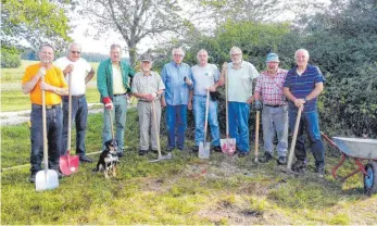  ?? FOTO: VEREIN ?? Die handwerkli­che Arbeit leisten die „Schaufelbr­üder“, wie sie vom ersten Vorsitzend­en, Herbert Mertens, bei der Gründung liebevoll getauft wurden, durchweg Männer im fortgeschr­ittenen Alter.