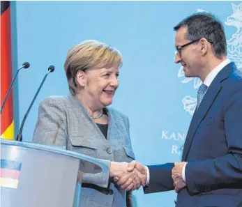  ?? FOTO: DPA ?? Mateusz Morawiecki, Ministerpr­äsident von Polen, und Bundeskanz­lerin Angela Merkel (CDU) nach der Pressekonf­erenz am Ende der deutsch-polnischen Regierungs­konsultati­onen.