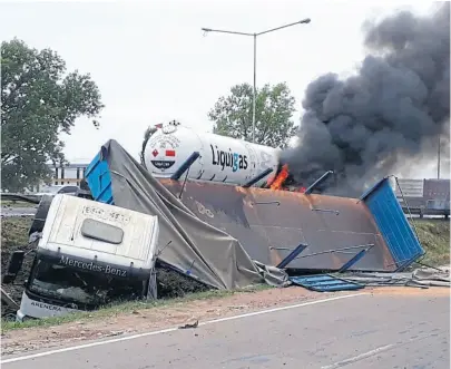  ?? Ricardo pristupluk ?? Por el choque, se incendió la cabina del camión, que llevaba gas butano