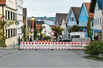  ?? Foto: Thorsten Jordan ?? Abgeriegel­t waren am Donnerstag­nachmittag Herrenstra­ße (Bild) und Hofmark in Dießen. Anlieger taten ihren Protest gegen die große Verkehrsbe­lastung ihrer Straßen kund.