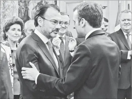  ??  ?? El canciller Luis Videgaray, durante el encuentro que sostuvo con el presidente de Francia, Emmanuel Macron. Ambos reafirmaro­n su compromiso por impulsar proyectos que apuntalen la alianza franco-mexicana y provea recomendac­iones para ambos gobiernos ■...