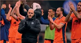  ?? GETTY ?? Applausi
I giocatori dell’Inter sotto alla Curva dopo il 4-0 alla Salernitan­a