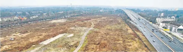  ?? ARCHIVFOTO: REICHWEIN ?? Noch mehr als die große Brache am Güterbahnh­of ärgert einige Duisburger die Idee, dort ein Designer Outlet Center zu bauen. Mit einem Bürgerbege­hren wollen sie die Planung stoppen.