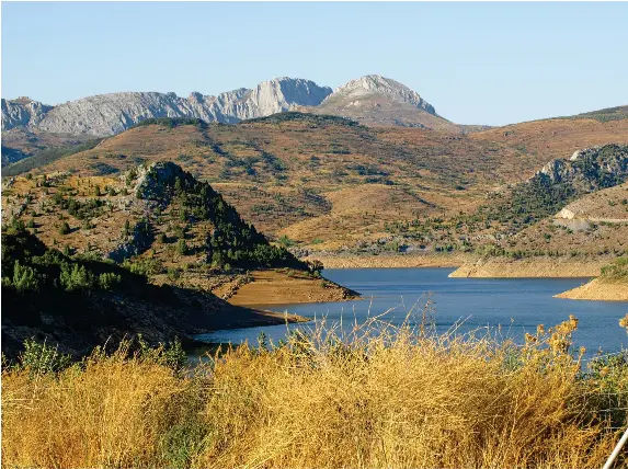  ??  ?? To the north of León, many of the natural treasures of the region pop up.