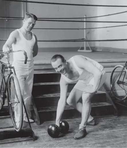  ??  ?? FINGERTOPP­SKÄNSLA. Kalle Lind skriver ett kapitel om den queere Karl Gerhard (till höger i bild), en balansakt eftersom Karl Gerhard själv aldrig kom ut ur garderoben. Bilden tagen omkring 1920 i Stockholm.