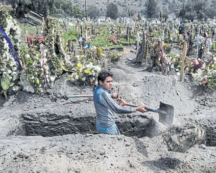 ?? Pedro pardo/afp ?? Un hombre cava una fosa en el cementerio de San Miguel Xico, México